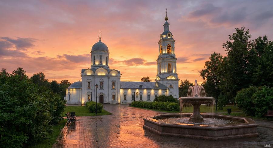 Таруса в тени деревьев и свете ламп